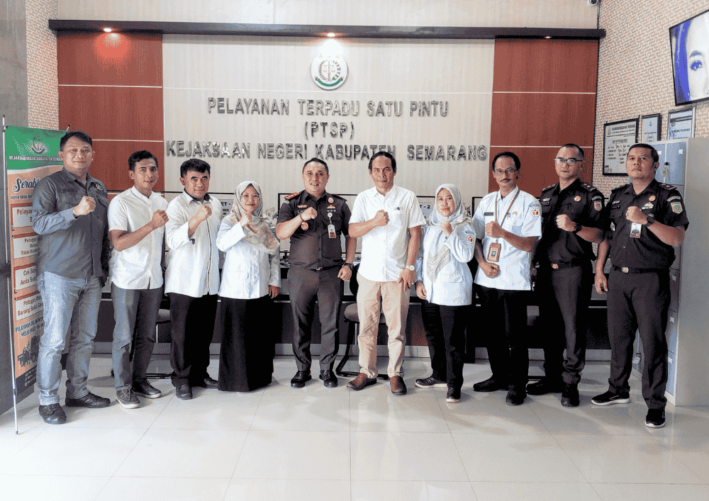 Foto bersama Bawaslu dan Kejaksaan Negeri Kabupaten Semarang