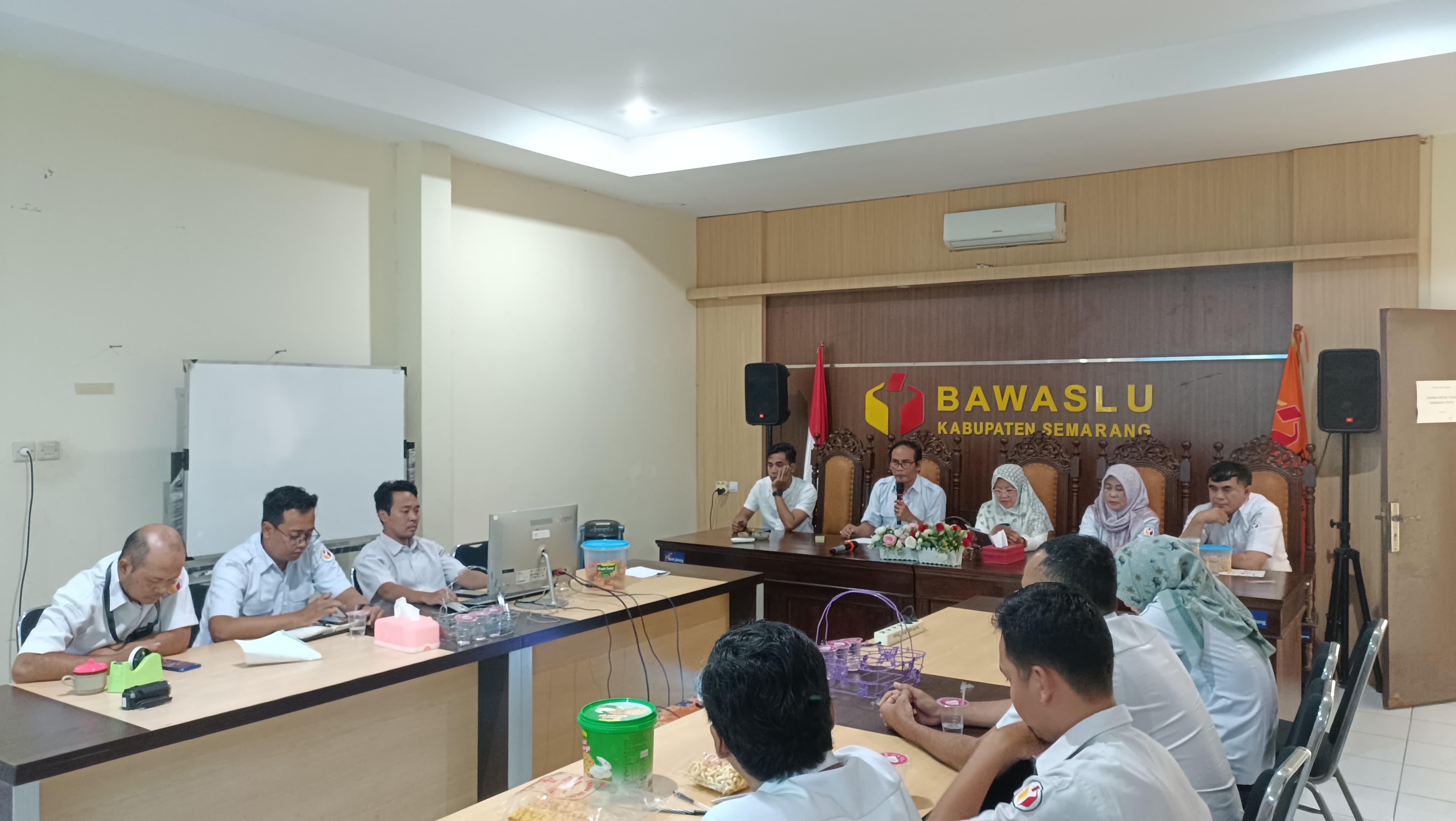 Ketua Bawaslu Kabupaten Semarang, Agus Riyanto (dua dari kiri) menyampaikan arahan dalam kegiatan Review Kehumasan dan Tindak Lanjut Publikasi di Aula Bawaslu Kabupaten Semarang Rabu, 21 Mei 2025