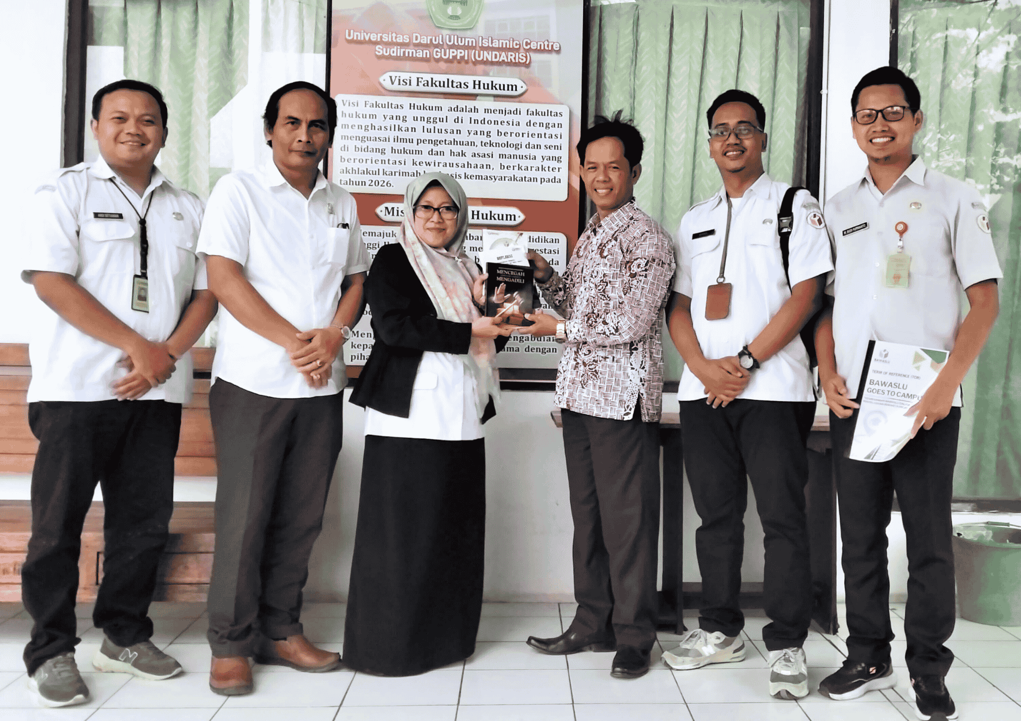 Foto bersama Bawaslu Kabupaten Semarang dengan Dekan FH Undaris