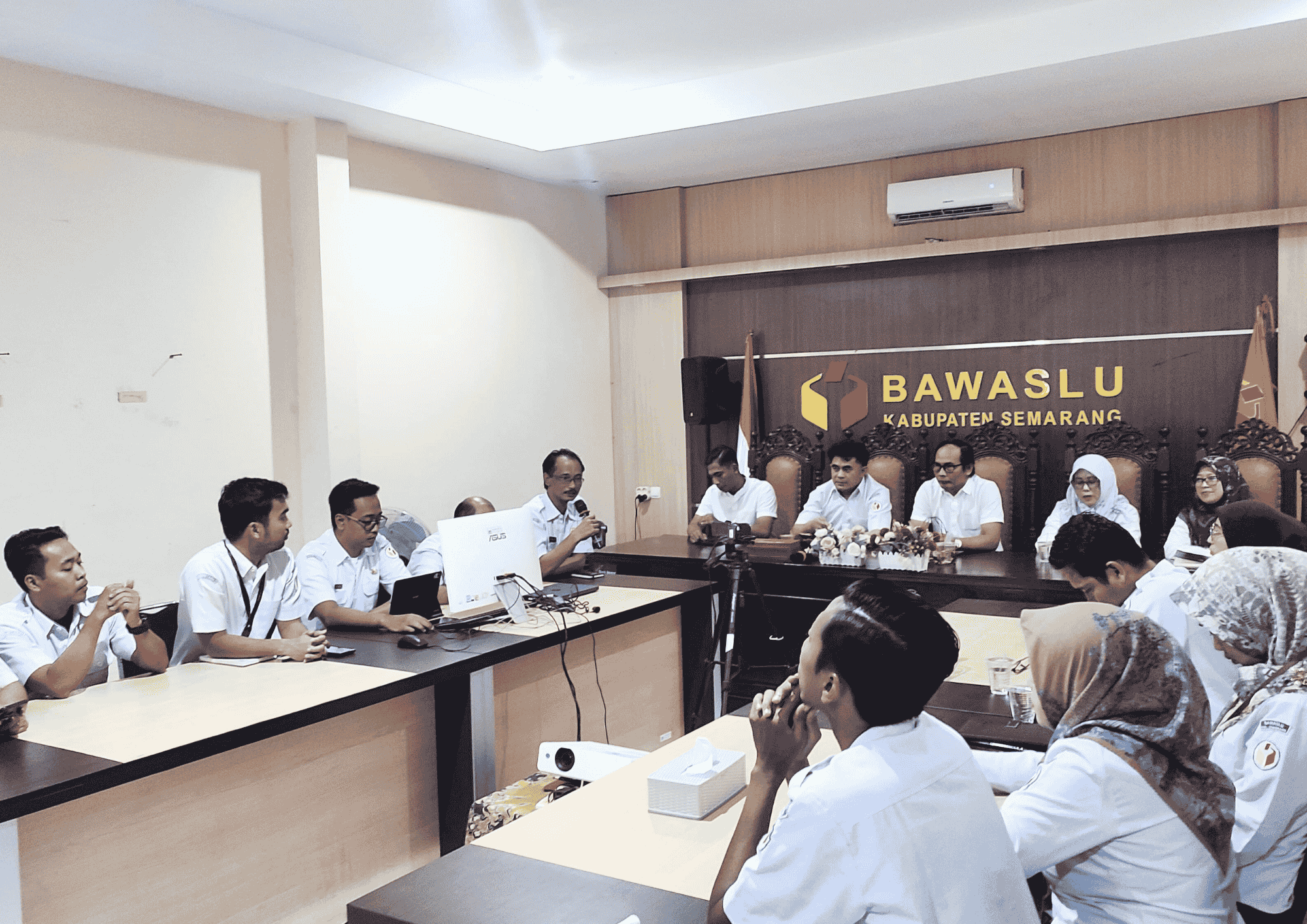 Suasana rapat internal Bawaslu Kabupaten Semarang