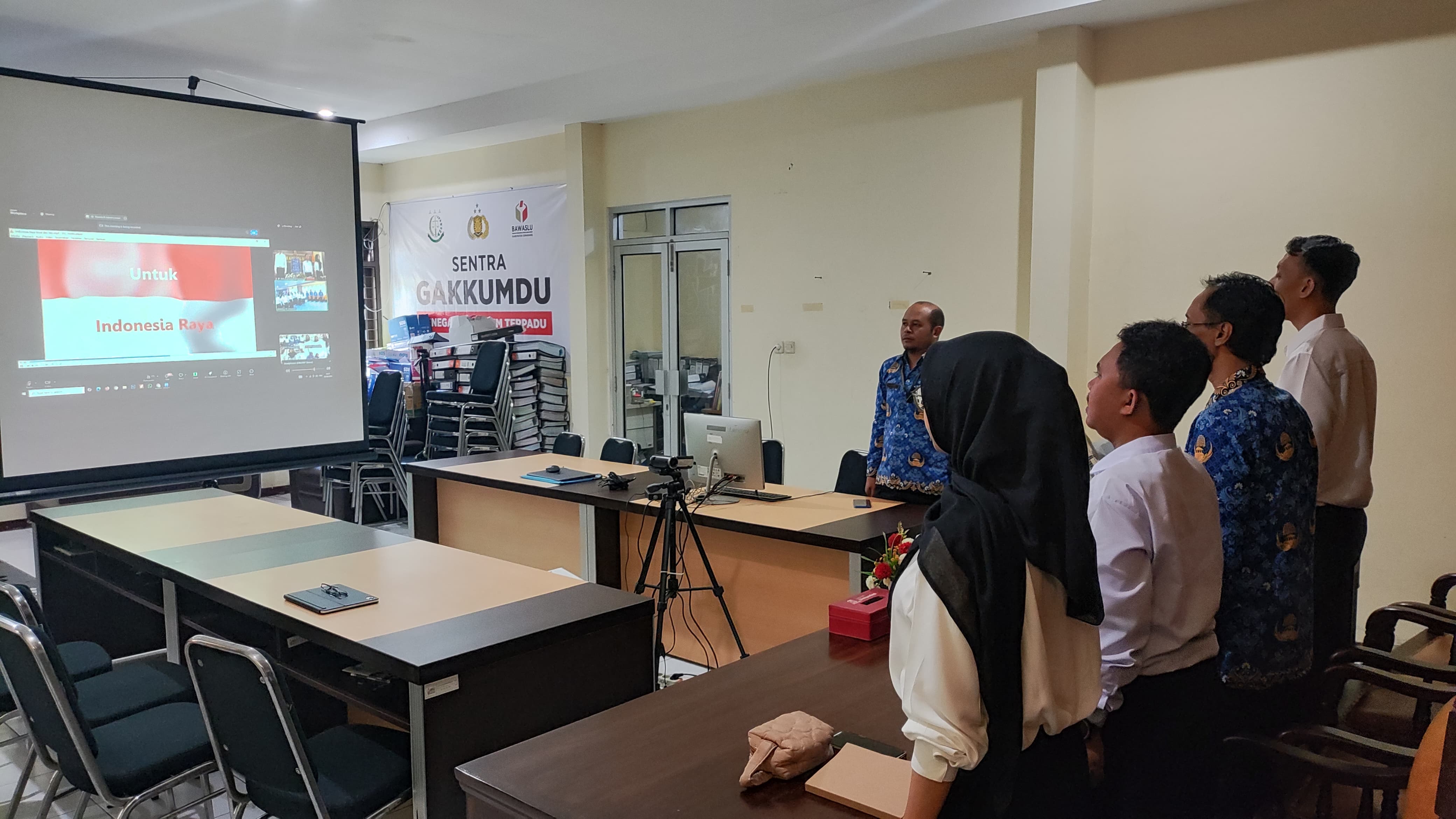 Mengikuti kegiatan rapat penerimaan dan pengarahan Calon Pegawai Negeri Sipil (CPNS) Bawaslu RI yang dilaksanakan secara daring melalui Zoom Meeting