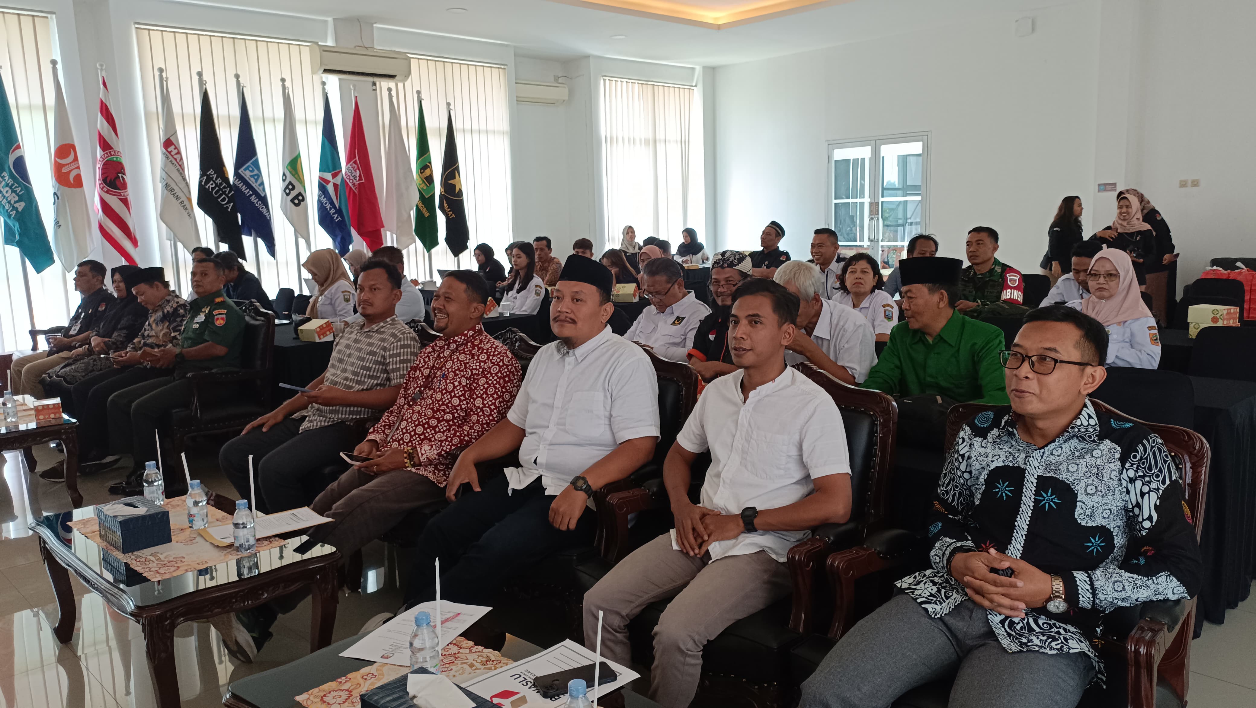 Anggota Bawaslu Kabupaten Semarang, Muharom Al Rosyid (dua dari kanan) dalam kegiatan pengawasan PDPB Triwulan II di KPU Kabupaten Semarang