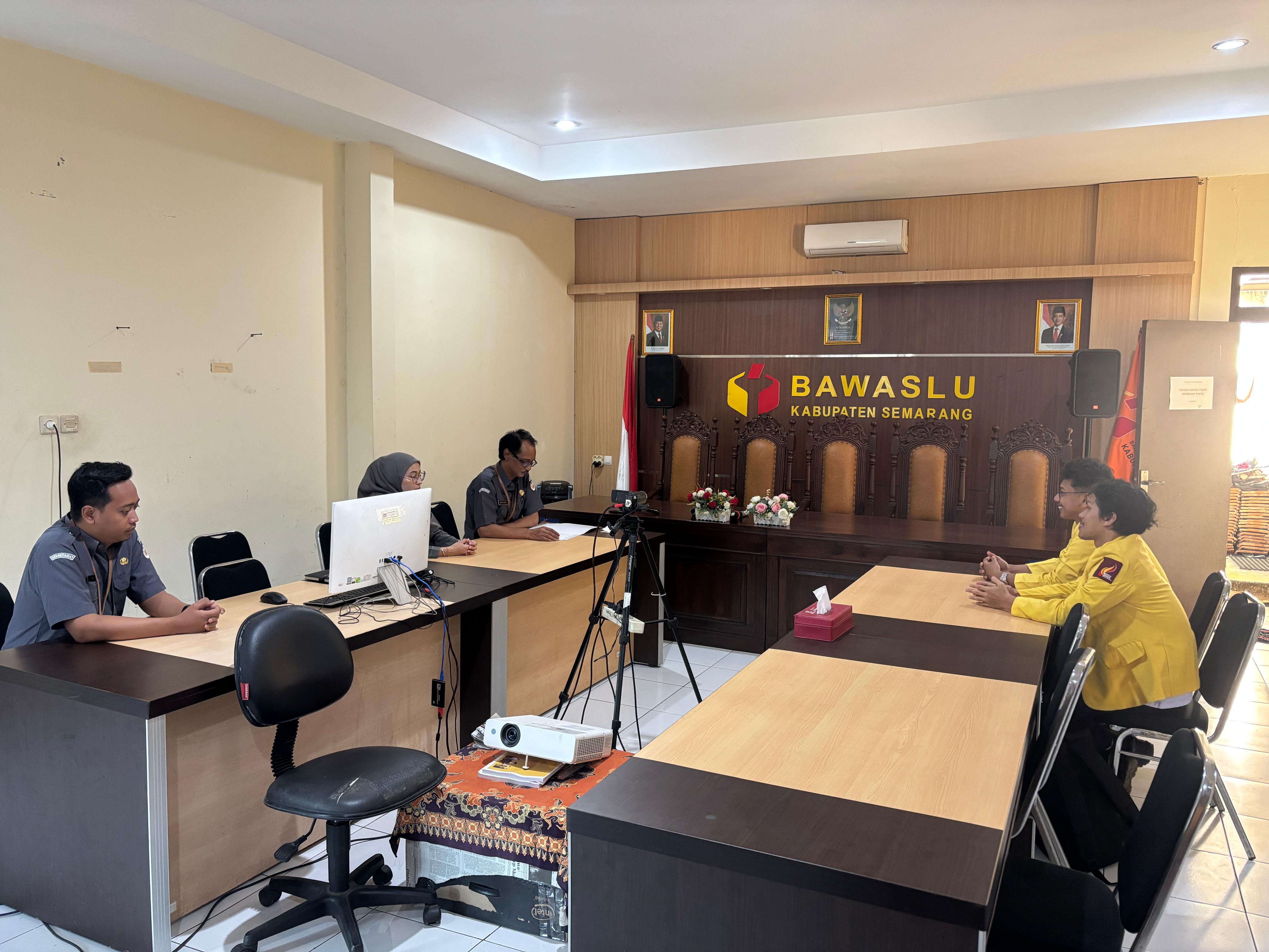 Kepala Sekretariat, Kasubag Penanganan Pelanggaran, Penyelesaian Sengketa Proses, dan Hukum (PPPSP) dan Kasubag Pengawasan dan Humas sedang memberikan arahan kepada Mahasiswa UNNES yang akan menjalani PKL di Bawaslu Kabupaten Semarang