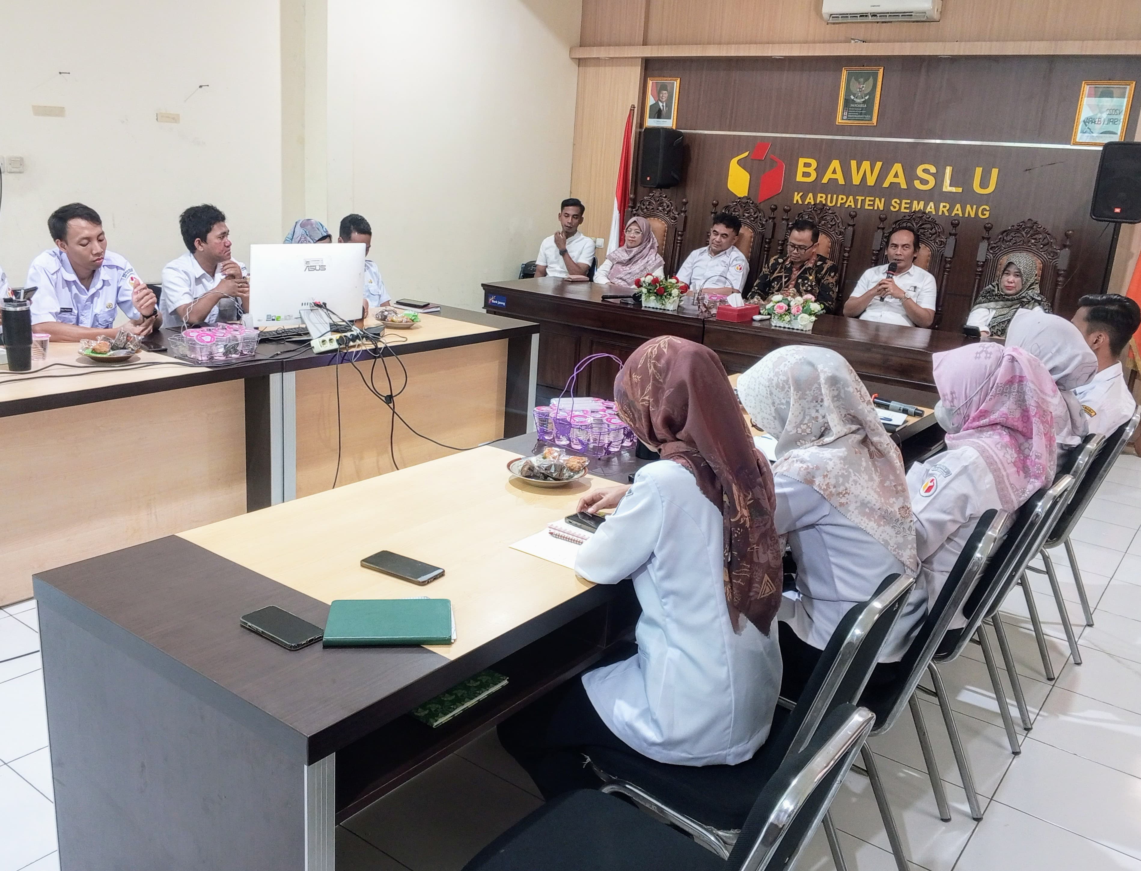 Ketua Bawaslu Kabupaten Semarang, Agus Riyanto saat memberikan sambutan pada kegiatan Rabu Smart yang mengusung tema "Peningkatan Kapasitas SDM sekretariat Bawaslu Kabupaten Semarang"