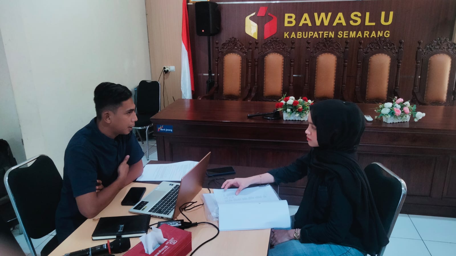 Muharom saat sedang menjawab pertanyaan yang diajukan oleh Mahasiswi UNNES