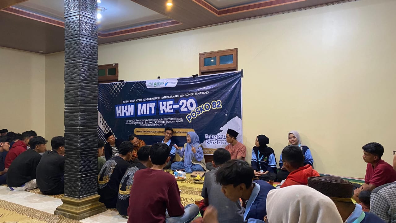 Ummi Nu'amah saat menyampaikan materi diskusi dalam kegiatan Bawaslu bersama dg KKN UIN Walisongo Semarang Posko 86 dan Karangtaruna Bhakti Pertiwi dengan tema "Politik Sehat, Desa Kuat" 