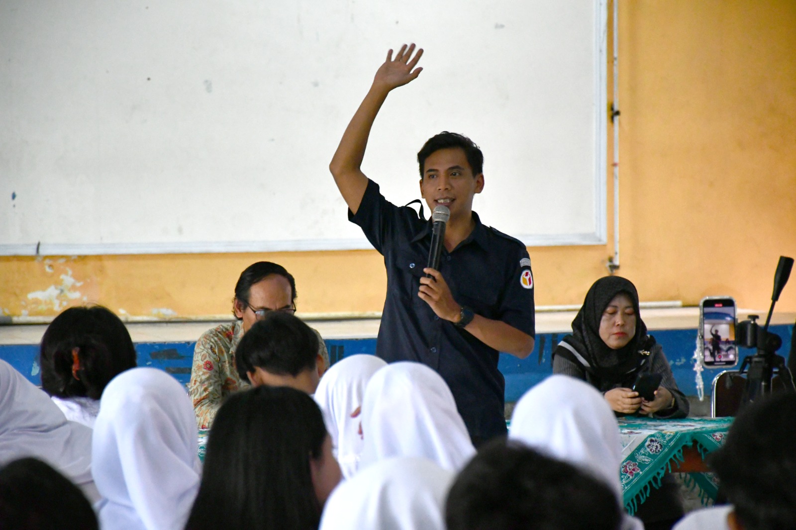 Koordinator Divisi Pencegahan, Parmas dan Humas Bawaslu Kabupaten Semarang, Muharom Al Rosyid dalam kegiatan Bawaslu Goes to School di SMA N 1 Ungaran, Selasa 12 Agustus 2025
