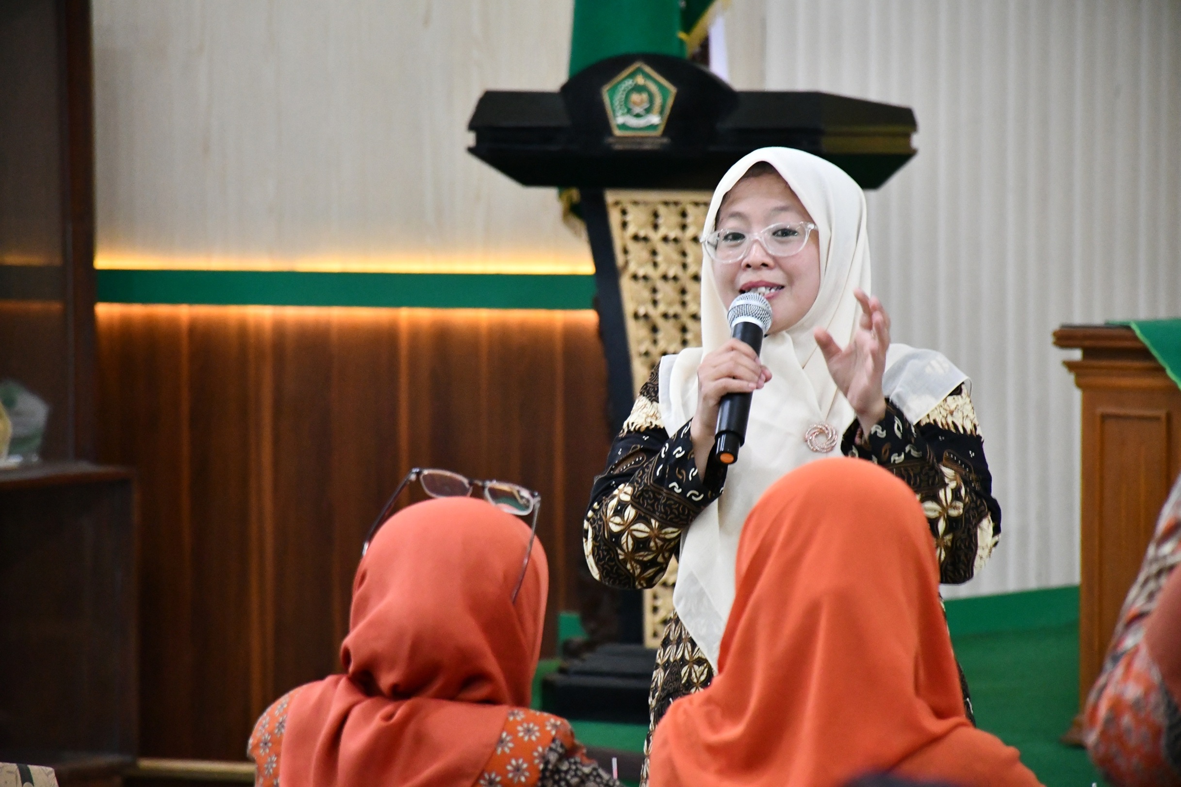 Anggota Bawaslu Kabupaten Semarang, Ummi Nu’amah (berdiri), mengajak perempuan pentingnya turut mengawal hak pilih.