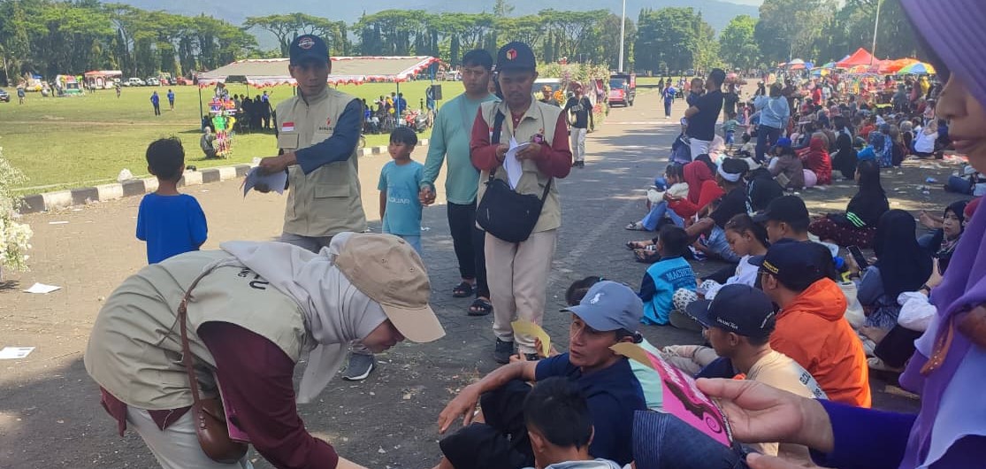 Bawaslu Kabupaten Semarang membagikan selebaran brosur posko aduan Pemutakhiran Data Pemilih Berkelanjutan (PPDB) kepada masyarakat