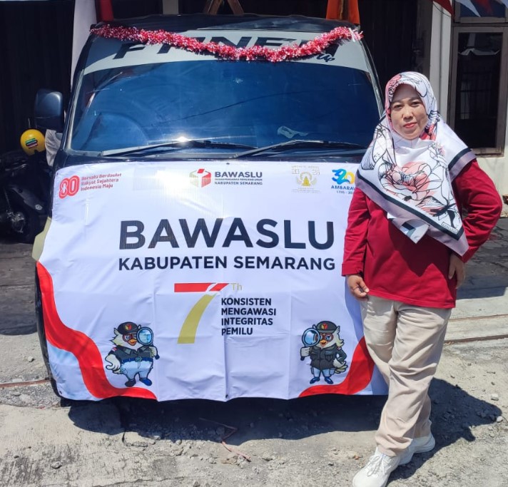 Bawaslu Kabupaten Semarang membawa mobil hias dengan ornamen bertema pengawasan pada Karnaval Budaya HUT ke-80 RI dan Hari Jadi ke-320 Ambarawa 