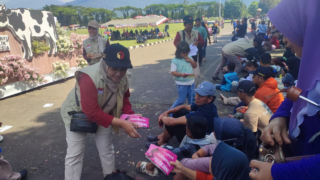 Bawaslu Kabupaten Semarang membagikan stiker kepada masyarakat