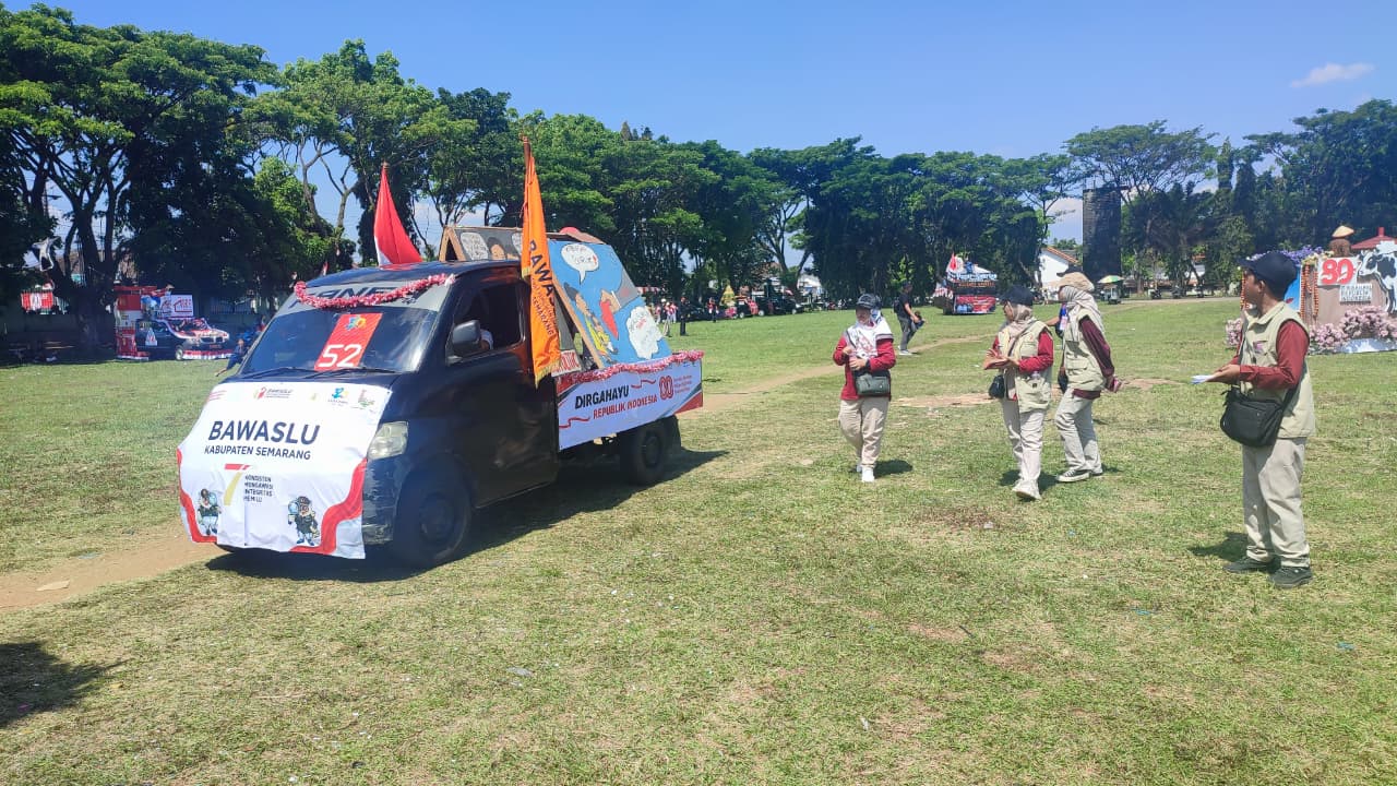 Bawaslu Kabupaten Semarang ikut memeriahkan karnaval Budaya HUT ke-80 RI dan Hari Jadi ke-320 Ambarawa
