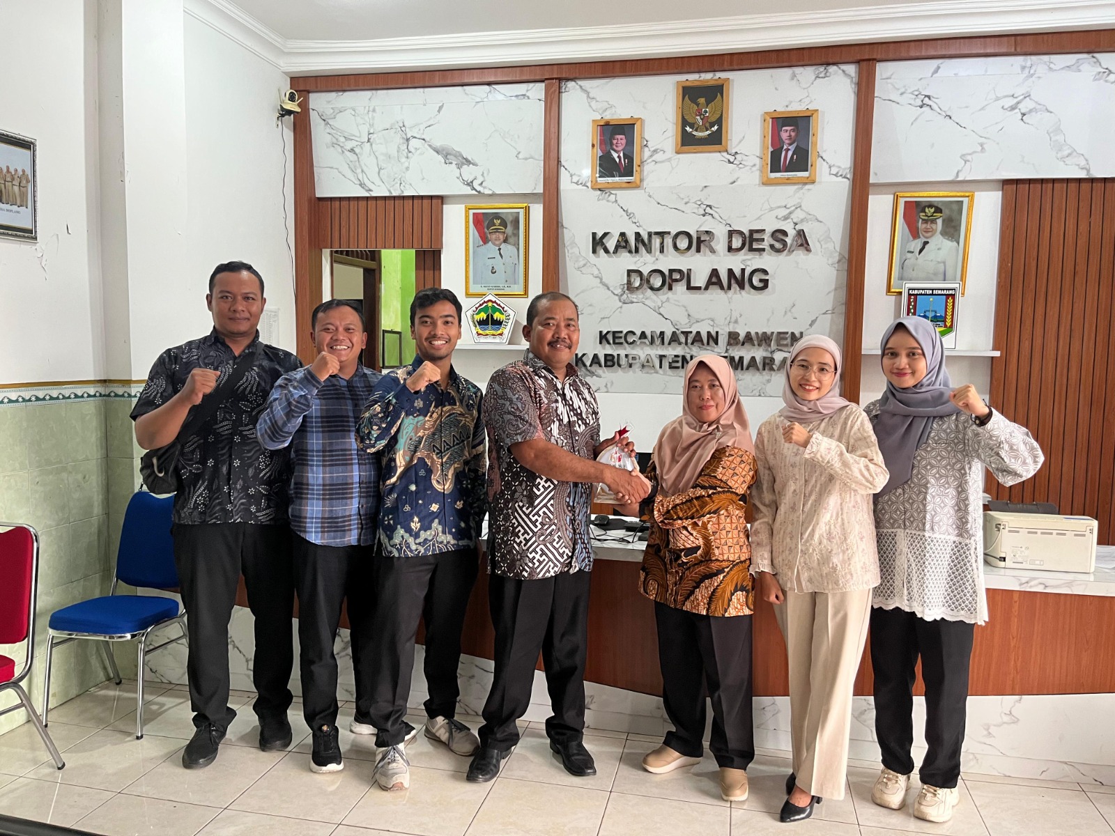 Penyerahan Plakat Kepada Pemerintah Desa Doplang Dalam Rangka Pembinaan Desa Anti Politik Uang, Selasa 2 September 2025