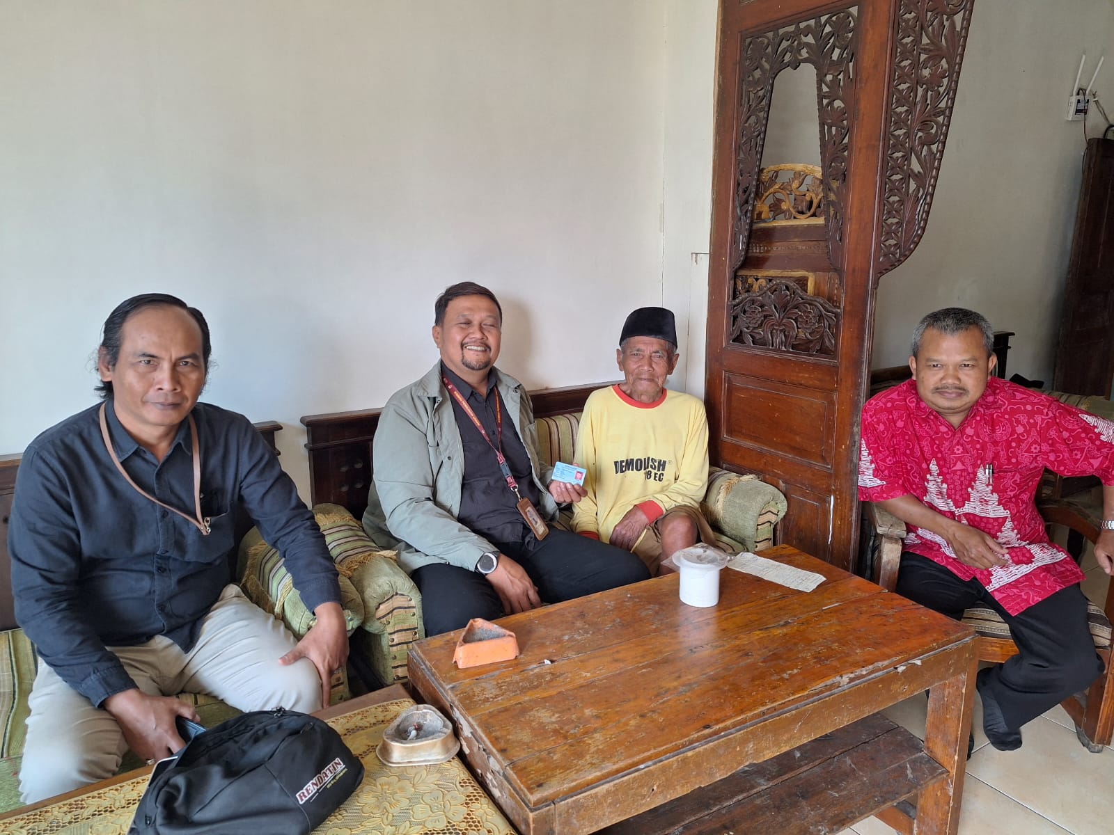 Ketua Bawaslu Kabupaten Semarang (ujung kiri) melakukan pengawasan proses coklit data pemilih atas nama Almadi, lahir 5 Februari 1921 (104 tahun), di Desa Kenteng, Kecamatan Bandungan.