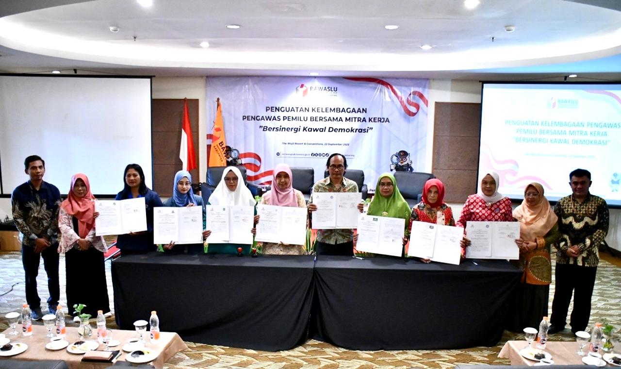 Bawaslu Kabupaten Semarang bersama Ketua Organisasi Perempuan usai penandatanganan nota kesepahaman