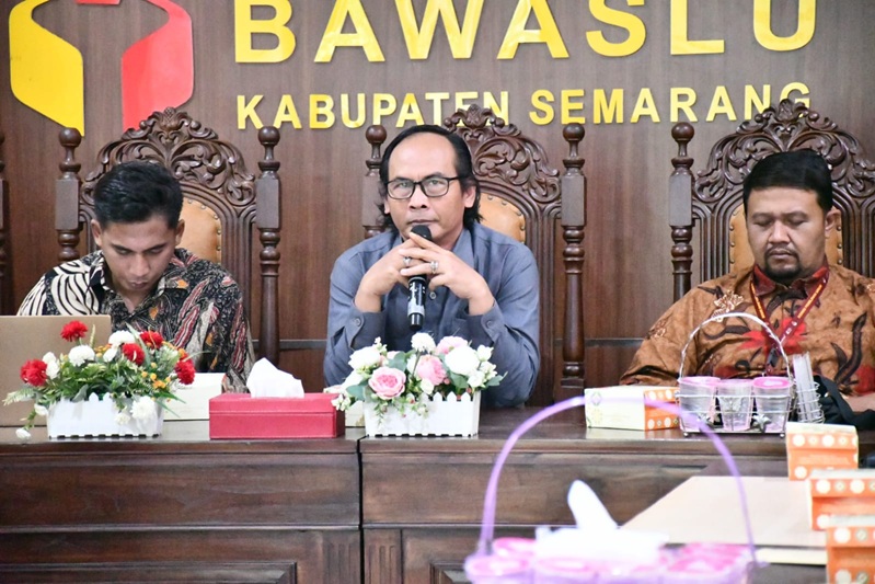 Bawaslu Kabupaten Semarang, Agus Riyanto (tengah) pimpin Rapat Koordinasi dengan Stakeholder Menjelang Pleno Pemutakhiran Data Pemilih Berkelanjutan (PDPB) Triwulan III Tahun 2025