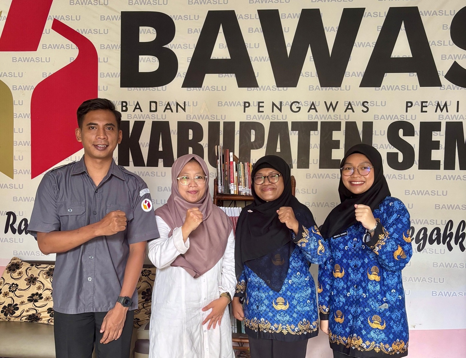 Anggota Bawaslu Kabupaten Semarang, Muharom Al Rosyid (ujung kiri), Ummi Nu'amah (kedua kiri) bersama perwakilan SMK Negeri H. Moenadi Ungaran (dua kanan)