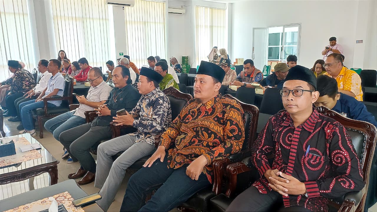 Ketua Bawaslu Kabupaten Semarang, Agus Riyanto (empat dari kanan) dalam kegiatan Pengawasan Rapat Pleno terbuka Rekapitulasi Daftar Pemilih Berkelanjutan Triwulan III Tahun 2025 di Aula KPU Kabupaten Semarang, Kamis 2 Oktober 2025 