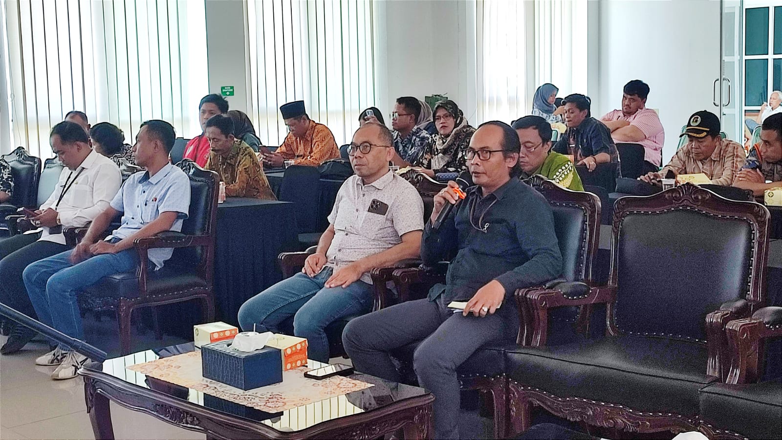 Ketua Bawaslu Kabupaten Semarang, Agus Riyanto (kanan) dalam kegiatan Pengawasan Rapat Pleno terbuka Rekapitulasi Daftar Pemilih Berkelanjutan Triwulan III Tahun 2025 di Aula KPU Kabupaten Semarang, Kamis 2 Oktober 2025 