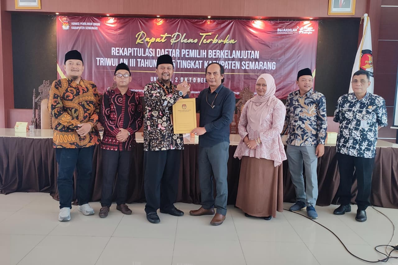 Ketua Bawaslu Kabupaten Semarang, Agus Riyanto (tengah) menerima Berita Acara pada Pengawasan Rapat Pleno terbuka Rekapitulasi Daftar Pemilih Berkelanjutan Triwulan III Tahun 2025 di Aula KPU Kabupaten Semarang, Kamis 2 Oktober 2025 