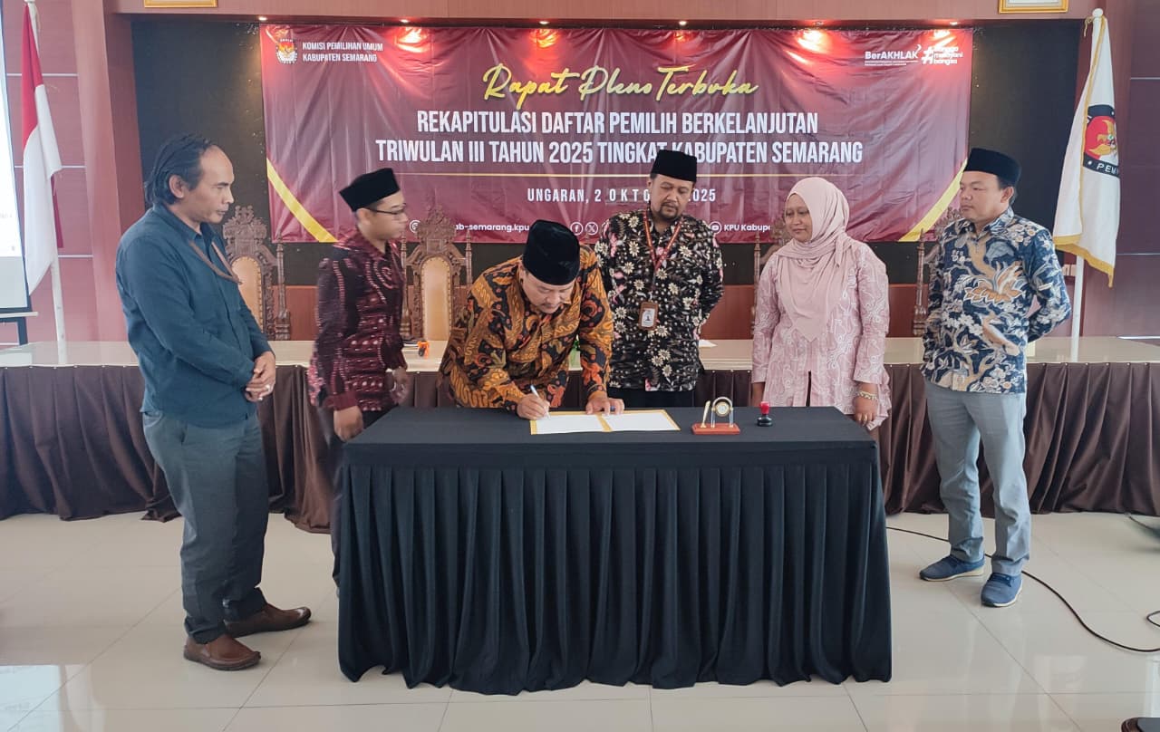 Ketua Bawaslu Kabupaten Semarang, Agus Riyanto (kiri) dalam kegiatan Pengawasan Rapat Pleno terbuka Rekapitulasi Daftar Pemilih Berkelanjutan Triwulan III Tahun 2025 di Aula KPU Kabupaten Semarang, Kamis 2 Oktober 2025 