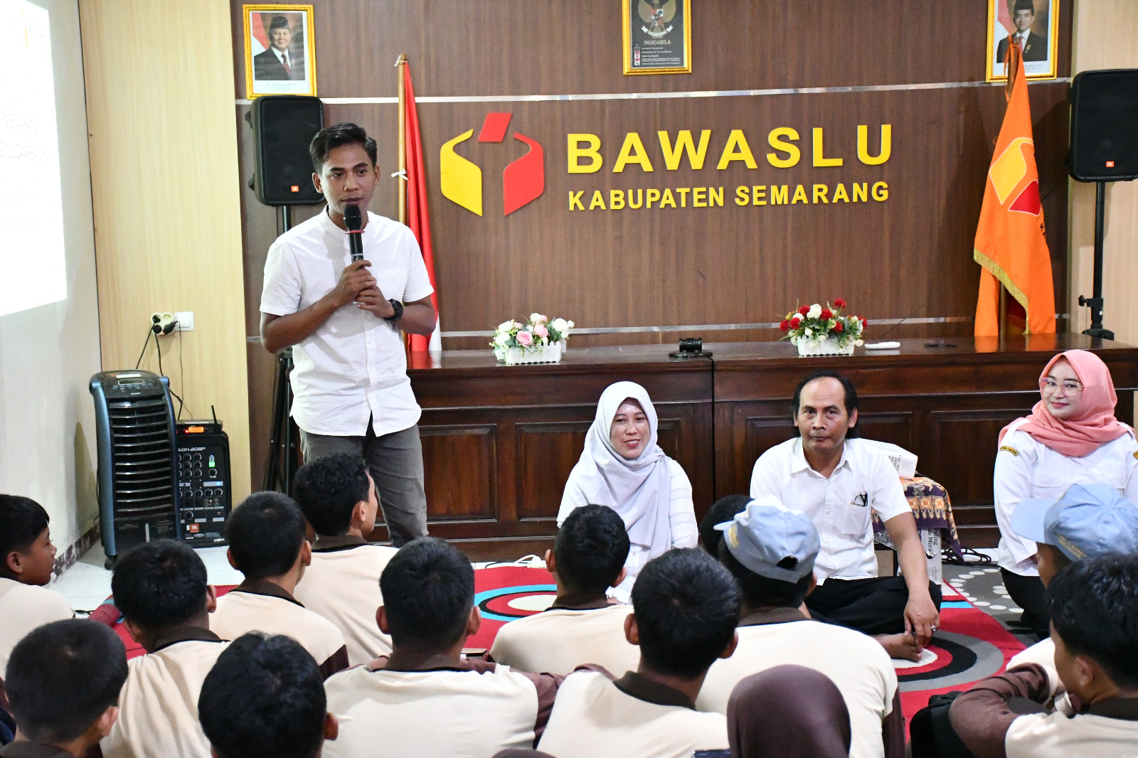 oordinator Divisi Pencegahan, Parmas dan Humas Muharom Al Rosyid berbicara dalam kegiatan studi visit SMK H Moenadi Ungaran, Rabu 8 Oktober 2025