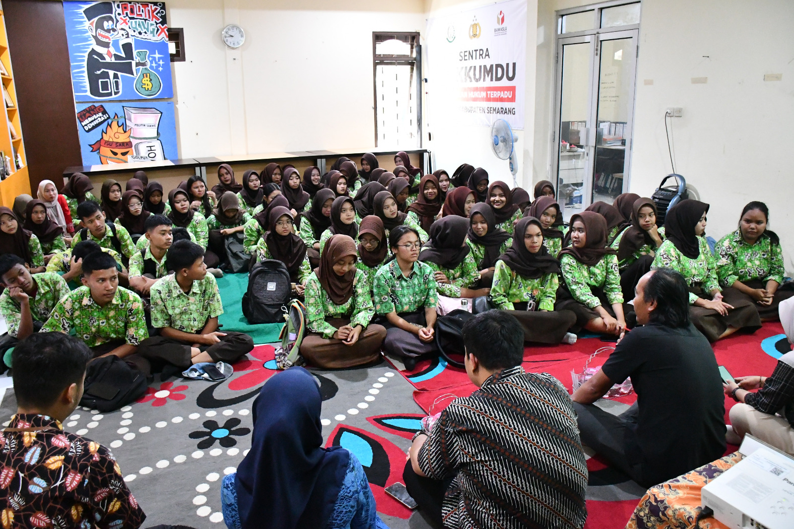 Kegiatan Studi Visit SMK H Moenadi Ungaran ke Bawaslu Kabupaten Semarang, Kamis 9 Oktober 2025