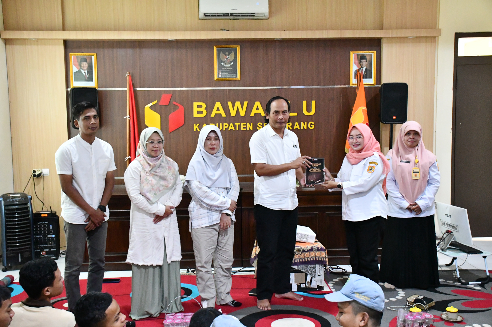 Penyerahan Cinderamata dari Bawaslu Kabupaten Semarang kepada SMK H.Moenadi Ungaran, Rabu 8 Oktober 2025