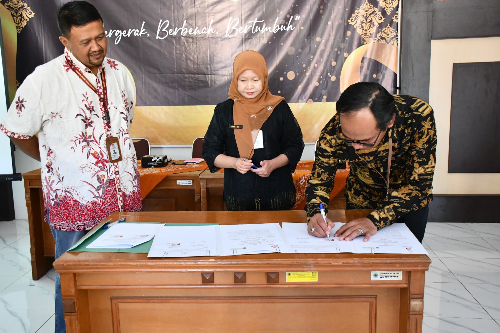 Ketua Bawaslu Kabupaten Semarang menandatangani MoU dengan SMK H.Moenadi Ungaran, Kamis 16 Oktober 2025