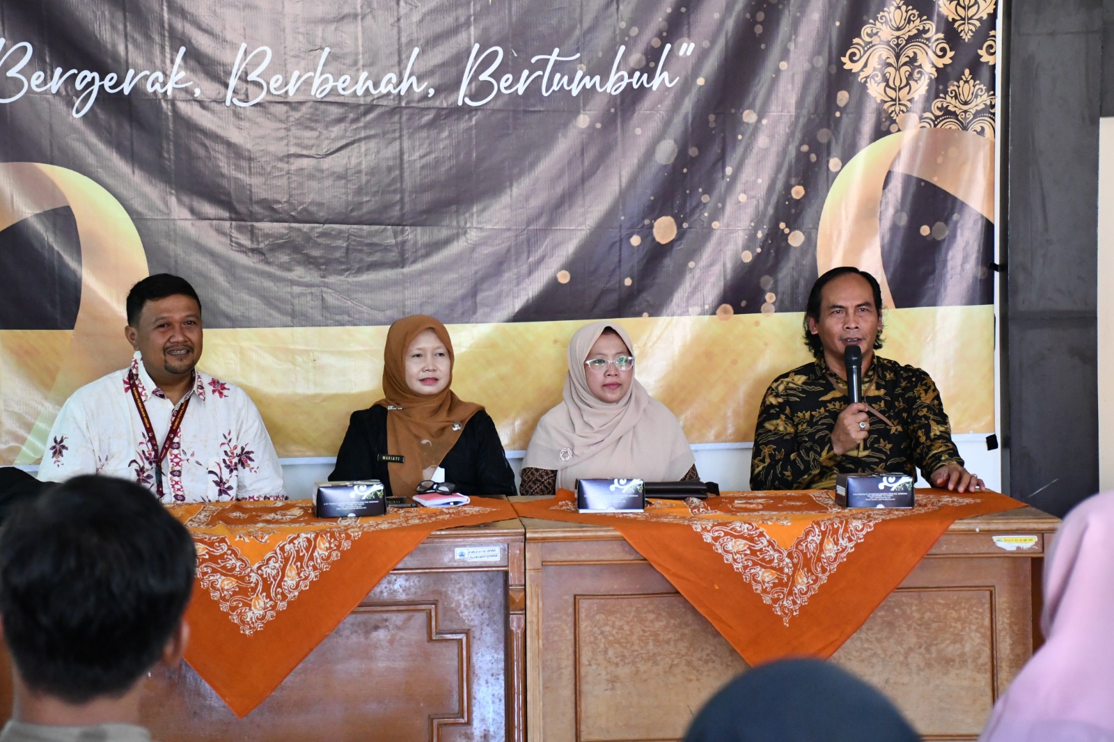 Ketua Bawaslu Kabupaten Semarang, Agus Riyanto (kanan) memberikan sambutan pada kegiatan penandantanganan MoU Bawaslu Kabupaten Semarang dengan SMK H.Moenadi Ungaran, Kamis 16 Oktober 2025