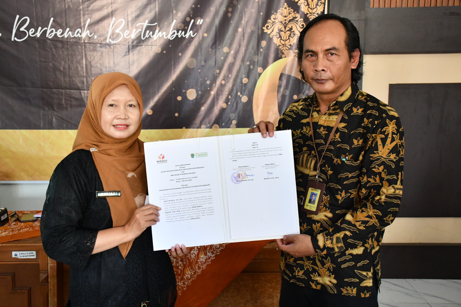 Ketua Bawaslu Kabupaten Semarang Agus Riyanto (kanan) bersama Kepala Sekolah SMK H.Moenadi Ungaran Mariati pada kegiatan penandatanganan MoU, Kamis 16 Oktober 2025