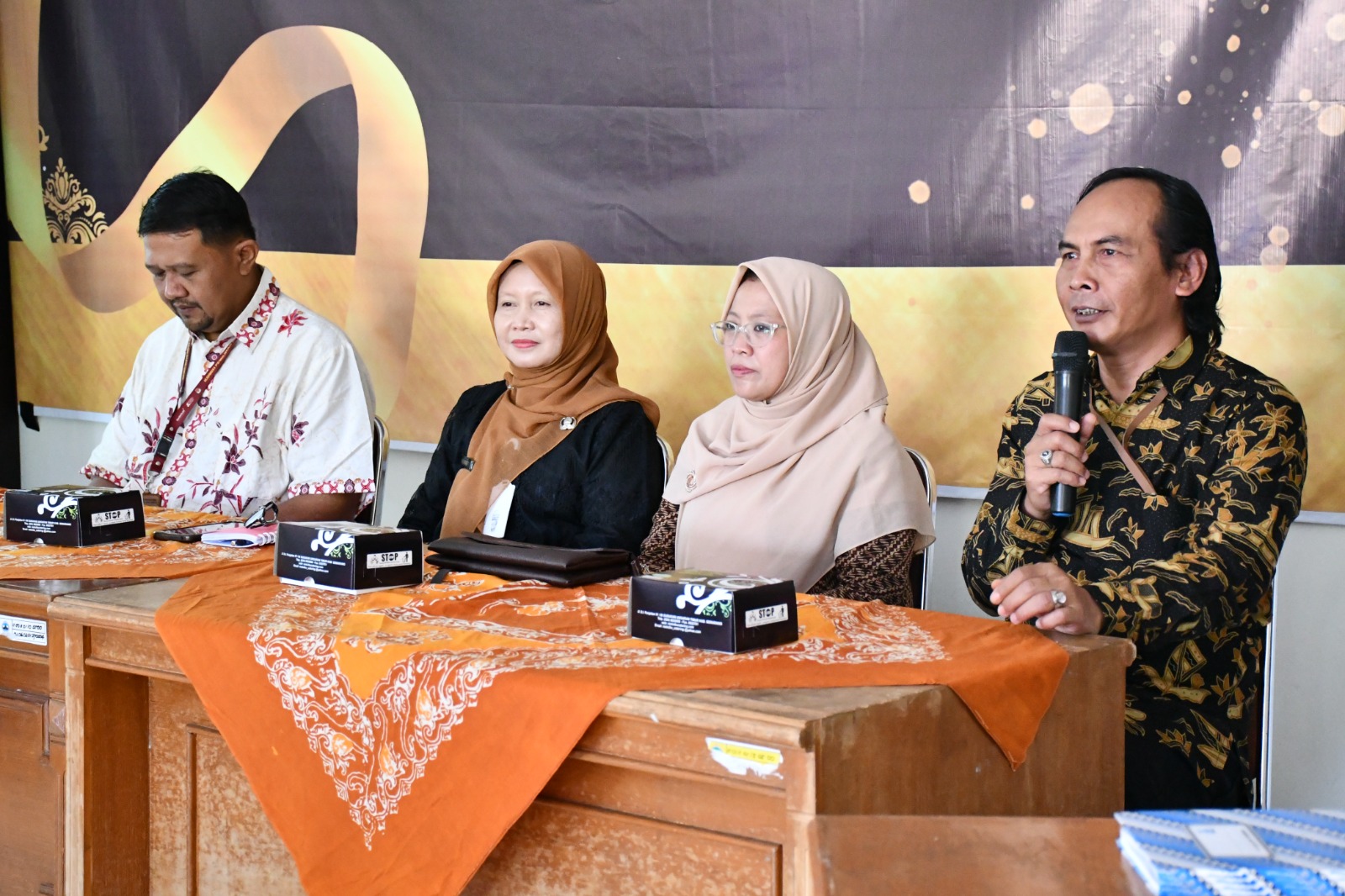 Ketua Bawaslu Kabupaten Semarang, Agus Riyanto dalam sambutan kegiatan Penandatanganan Kerjasama antara Bawaslu Kabupaten Semarang - SMK H.Moenadi Ungaran, Kamis 16 Oktober 2025