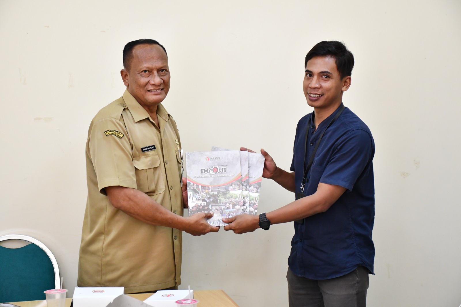 Anggota Bawaslu Kabupaten Semarang, Muharom Al Rosyid menyampaikan literasi buku Bawaslu Kabupaten Semarang kepada Dinas Arpus Kabupaten Semarang, Selasa 21 Oktober 2025