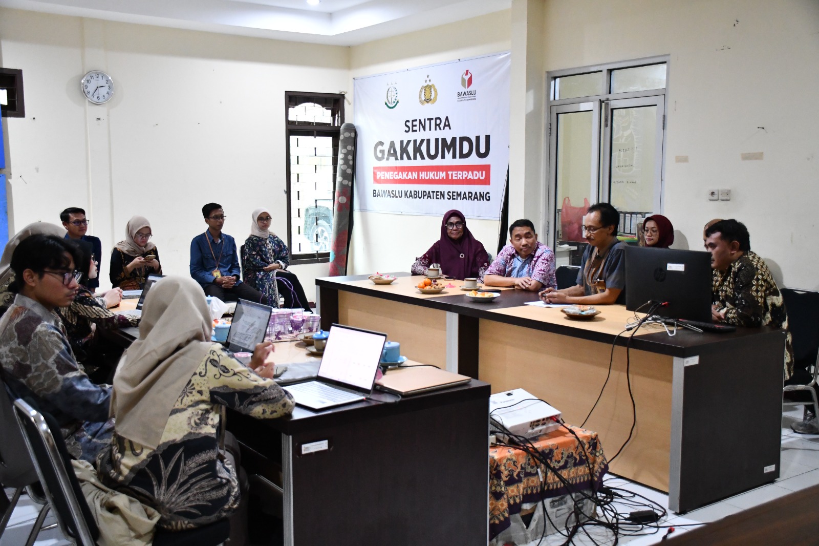 Kunjungan Kerja dari Bawaslu RI yang diwakili oleh Kepala Biro Keuangan dan Barang Milik Negara, Pakerti Luhur (kemeja merah muda) ke Bawaslu Kabupaten Semarang, Jumat 24 Oktober 2025