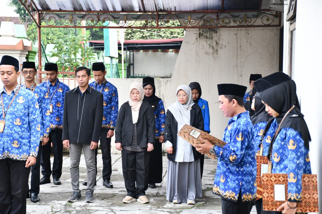 Jajaran Bawaslu Kabupaten Semarang mengikuti upacara peringatan Hari Sumpah Pemuda ke-97 tahun 2025 di halaman kantor Bawaslu Kabupaten Semarang.