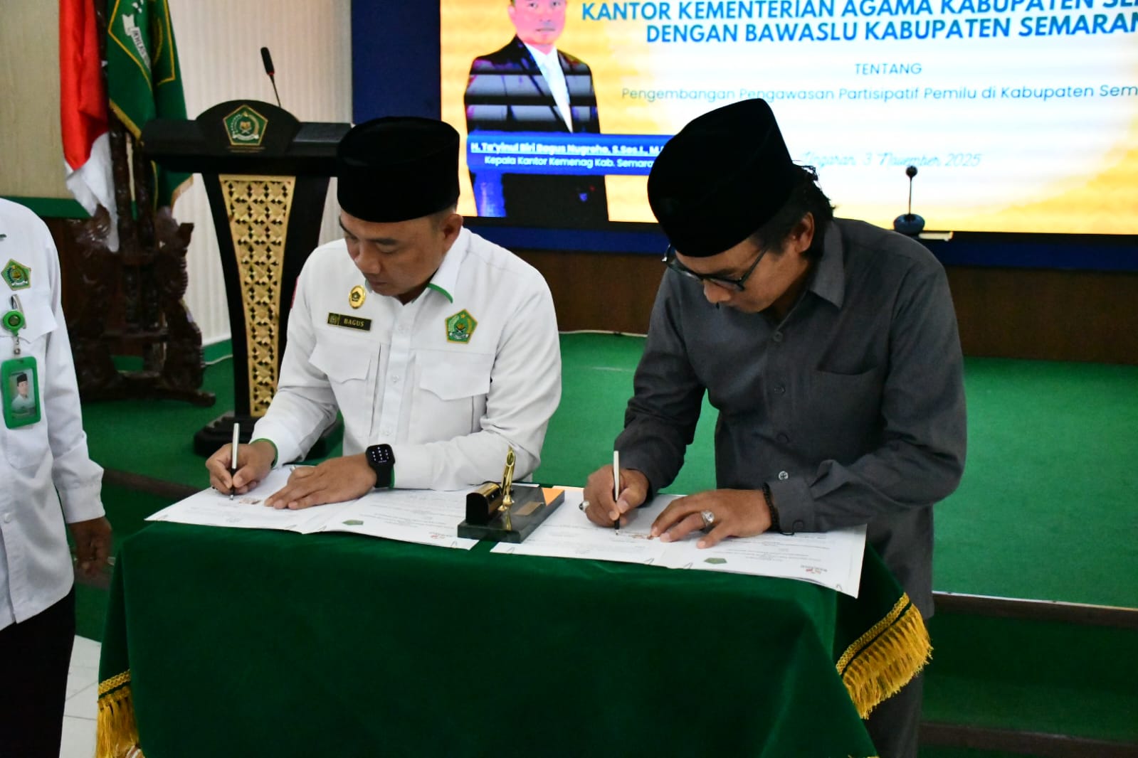 Ketua Bawaslu Kabupaten Semarang, Agus Riyanto (kanan) bersama Kepala Kantor Kementerian Agama Kabupaten Semarang H.Tayinul Biri Bagus Nugroho menandatangani MoU Pengembangan Pengawasan Partisipatif pada Senin 3 November 2025