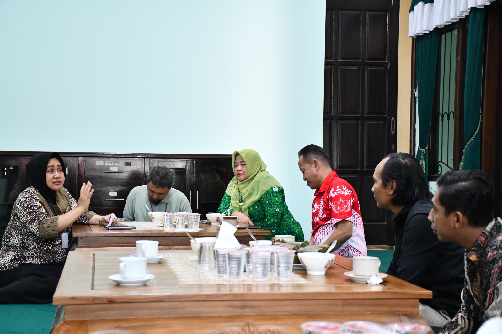 Ketua Kwarcab Pramuka Semarang, Nur Arifah dalam penerimaan audiensi Bawaslu Kabupaten Semarang di Rumah Dinas Wakil Bupati Semarang, Jumat, 7 november 2025