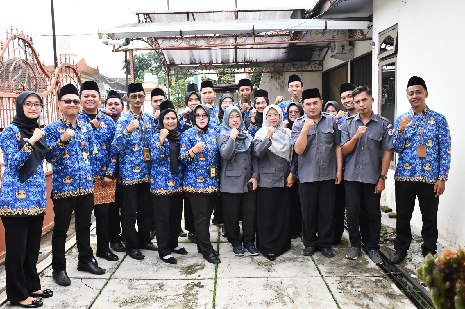 Foto bersama jajaran pimpinan dan sekretariat Bawaslu Kabupaten Semarang pasca Upacara Hari Pahlawan, Senin 10 November 2025