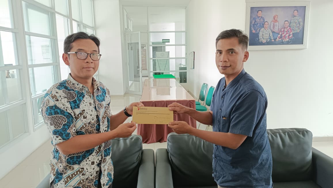 Anggota Bawaslu Kabupaten Semarang, Muharom Al Rosyid (kanan) menyampaikan Imbauan  Pemutakhiran Data Pemilih  Berkelanjutan Triwulan IV Tahun 2025 kepada KPU Kabupaten Semarang.