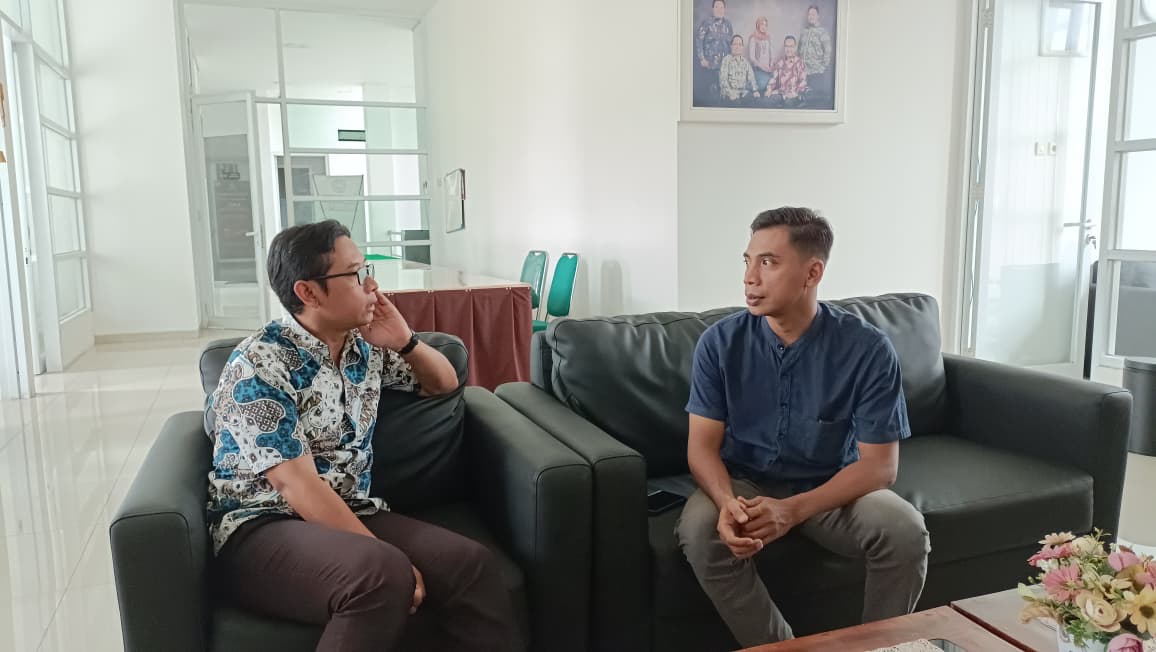 Anggota Bawaslu Kabupaten Semarang, Muharom Al Rosyid (kanan) melakukan komunikasi dengan Anggota KPU Kabupaten Semarang (kiri) terkait pelaksanaan Coktas.