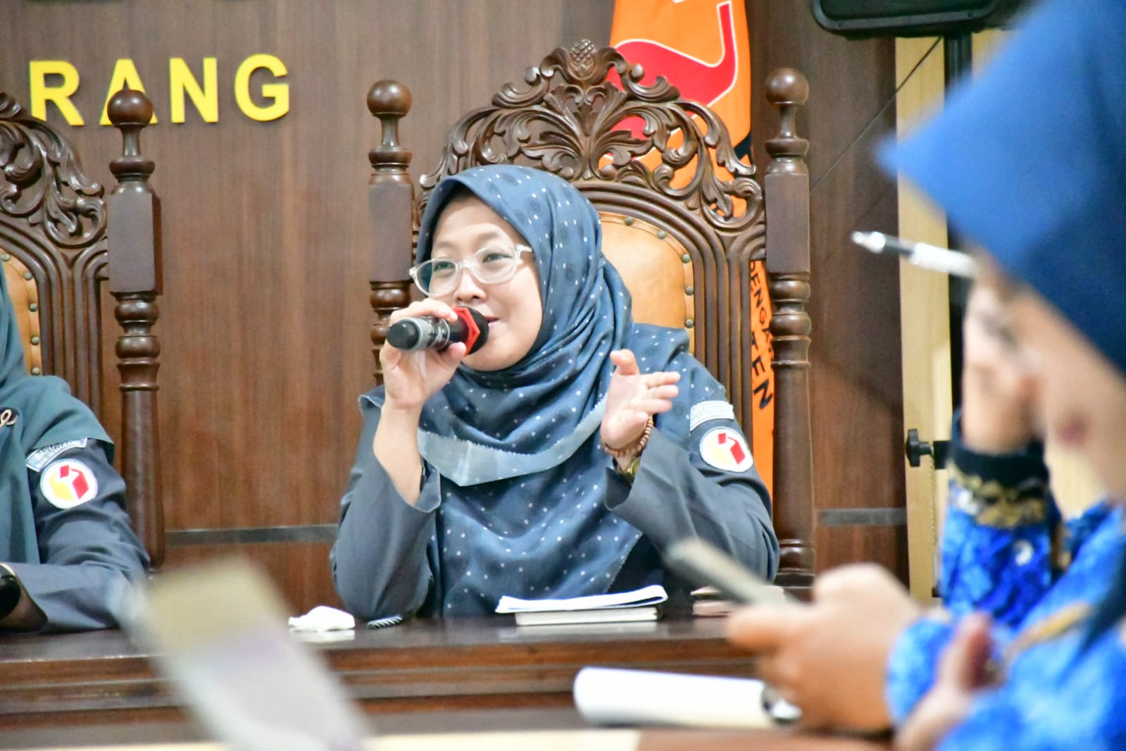 Koordinator Divisi Hukum dan Penyelesaian Sengketa Bawaslu Kabupaten Semarang Ummi Nu'amah dalam rapat rutin seninan, senin 17 November 2025 di Aula Bawaslu Kabupaten Semarang
