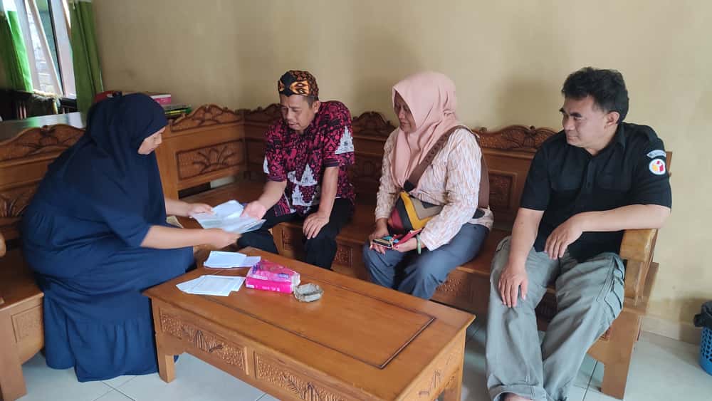 Anggota Bawaslu Kabupaten Semarang, Nurkus Budiyantomo (kanan) dalam pengawasan pencocokkan dan penelitian terbatas di Desa Kauman Lor, Kecamatan Pabelan, Kamis 20 November 2025