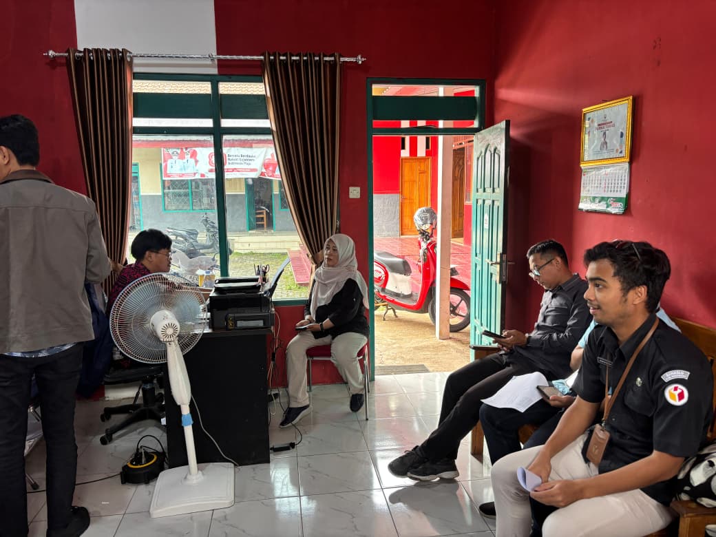 Koordinator Divisi SDMO dan Diklat Bawaslu Kabupaten Semarang, Fithriyah (tengah) melaksanakan pengawasan coktas di Desa Pasekan, Ambarawa, Kamis 20 November 2025