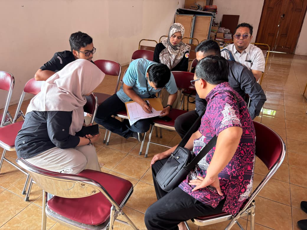Koordinator Divisi SDMO dan Diklat Bawaslu Kabupaten Semarang, Fithriyah (kiri) melaksanakan pengawasan coktas di Desa Pasekan, Ambarawa, Kamis 20 November 2025