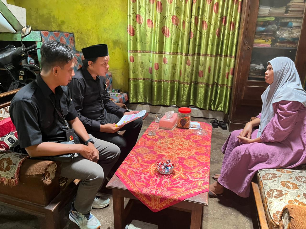 Anggota Bawaslu Kabupaten Semarang Muharom Al Rosyid (kiri) mengawasi giat coktas yang dilaksanakan oleh Anggota KPU Kabupaten Semarang Mohamad Talkhis (kanan), Kamis 20 November 2025