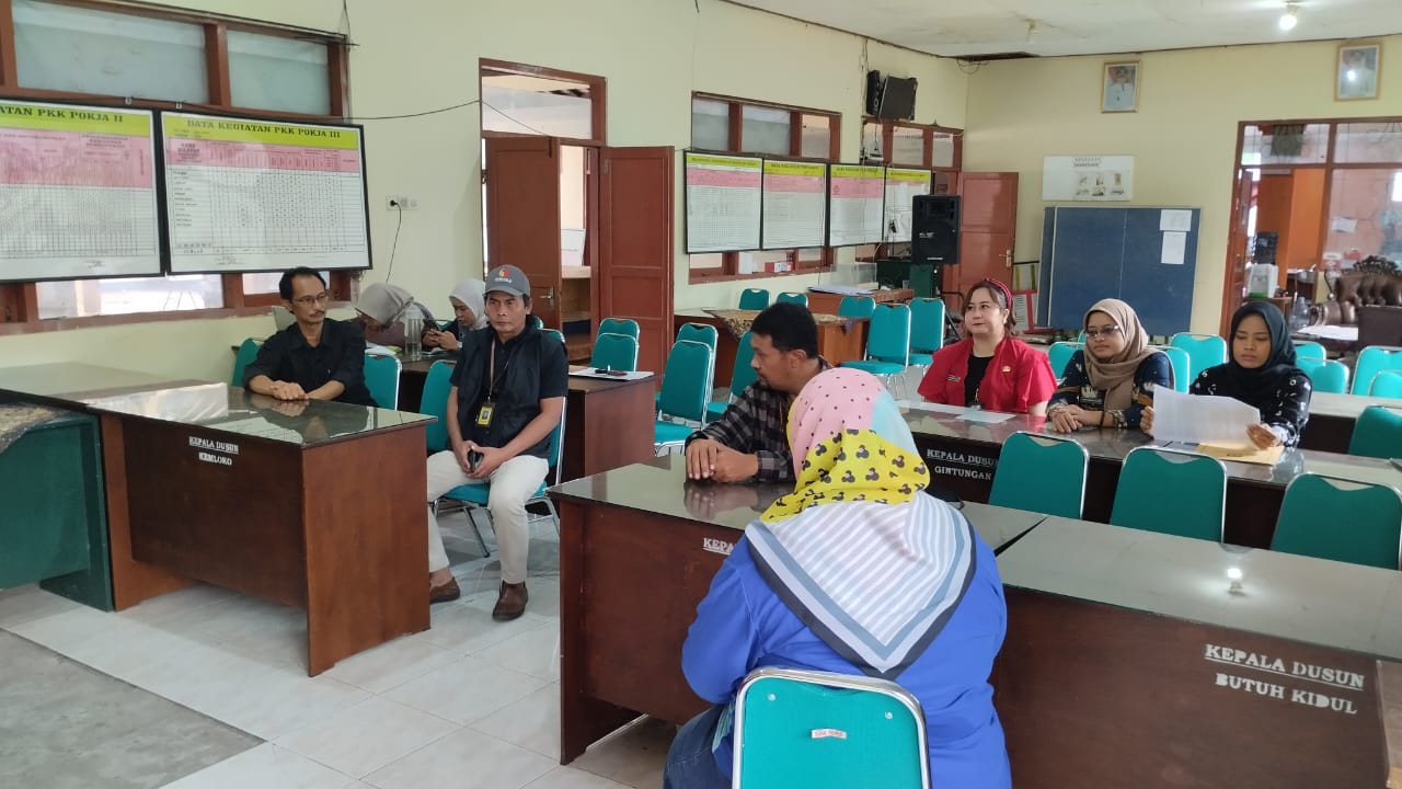 Ketua Bawaslu Kabupaten Semarang, Agus Riyanto (topi) mengawasi jalannya pencocokkan dan penelitian terbatas (coktas) yang dilaksanakan KPU Kabupaten Semarang di Desa Butuh, Kecamatan Tengaran, Jumat 21 November 2025