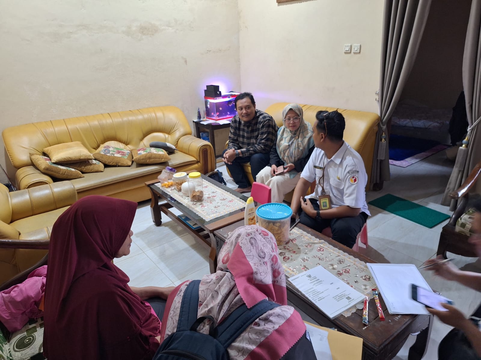 Koordinator Divisi Hukum dan Penyelesaian Sengketa, Ummi Nu'amah saat melaksanakan pengawasan pencocokkan dan penelitian terbatas (coktas) di Desa Kesongo, Kecamatan Tuntang, Rabu 19 November 2025