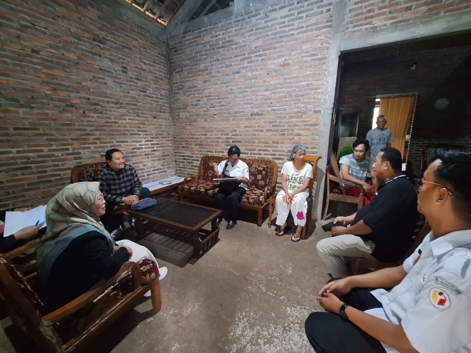 Koordinator Divisi Hukum dan Penyelesaian Sengketa, Ummi Nu'amah saat melaksanakan pengawasan pencocokkan dan penelitian terbatas (coktas) di Desa Kesongo, Kecamatan Tuntang, Rabu 19 November 2025