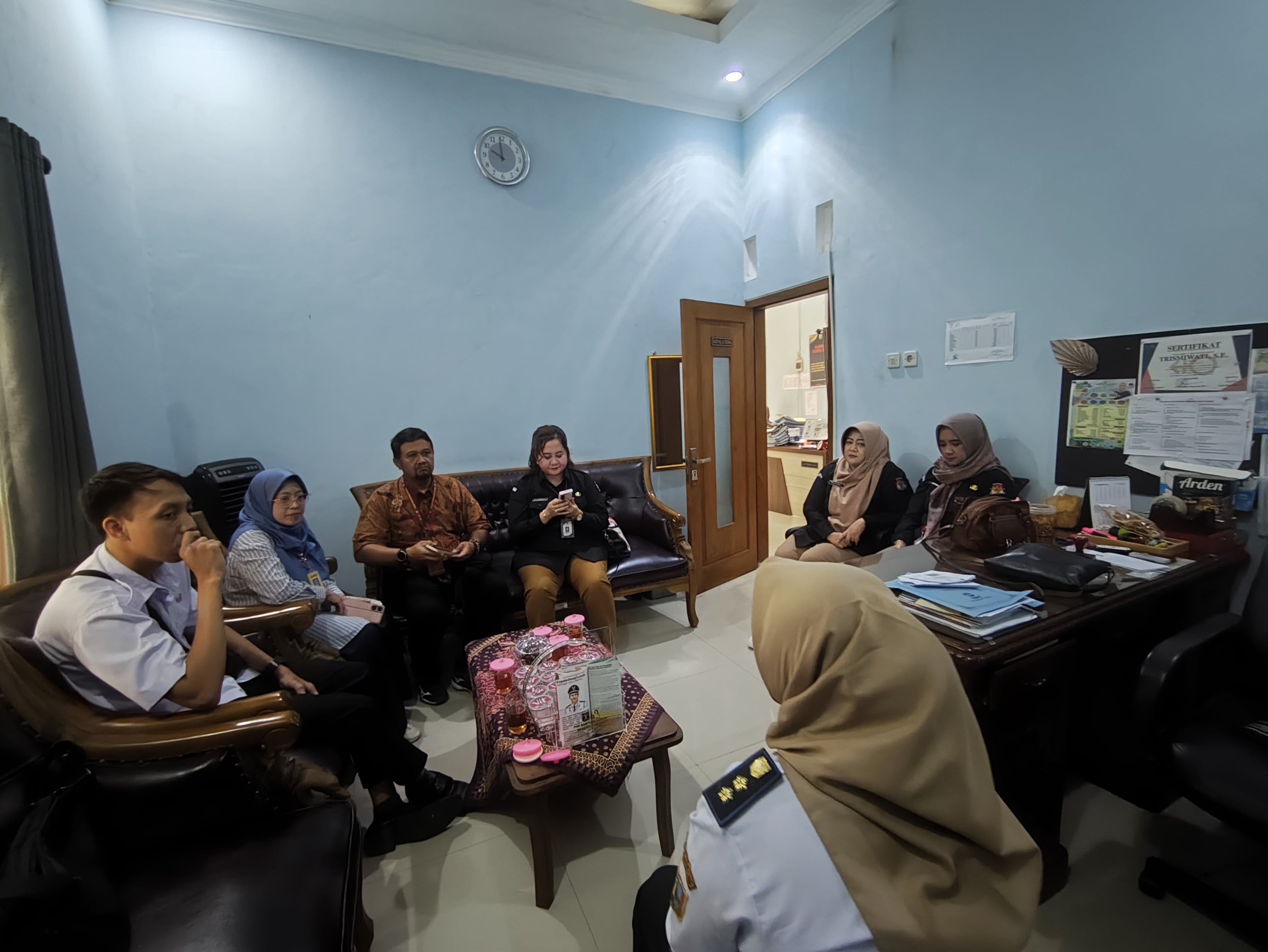 Anggota Bawaslu Kabupaten Semarang, Ummi Nu'ammah S.Pd. Mendampingi KPU Kabupaten Semarang dalam Pengawasan Pencocokan dan Penelitian Terbatas Tahap III di Desa Duren Bandungan, 3 Desember 2025