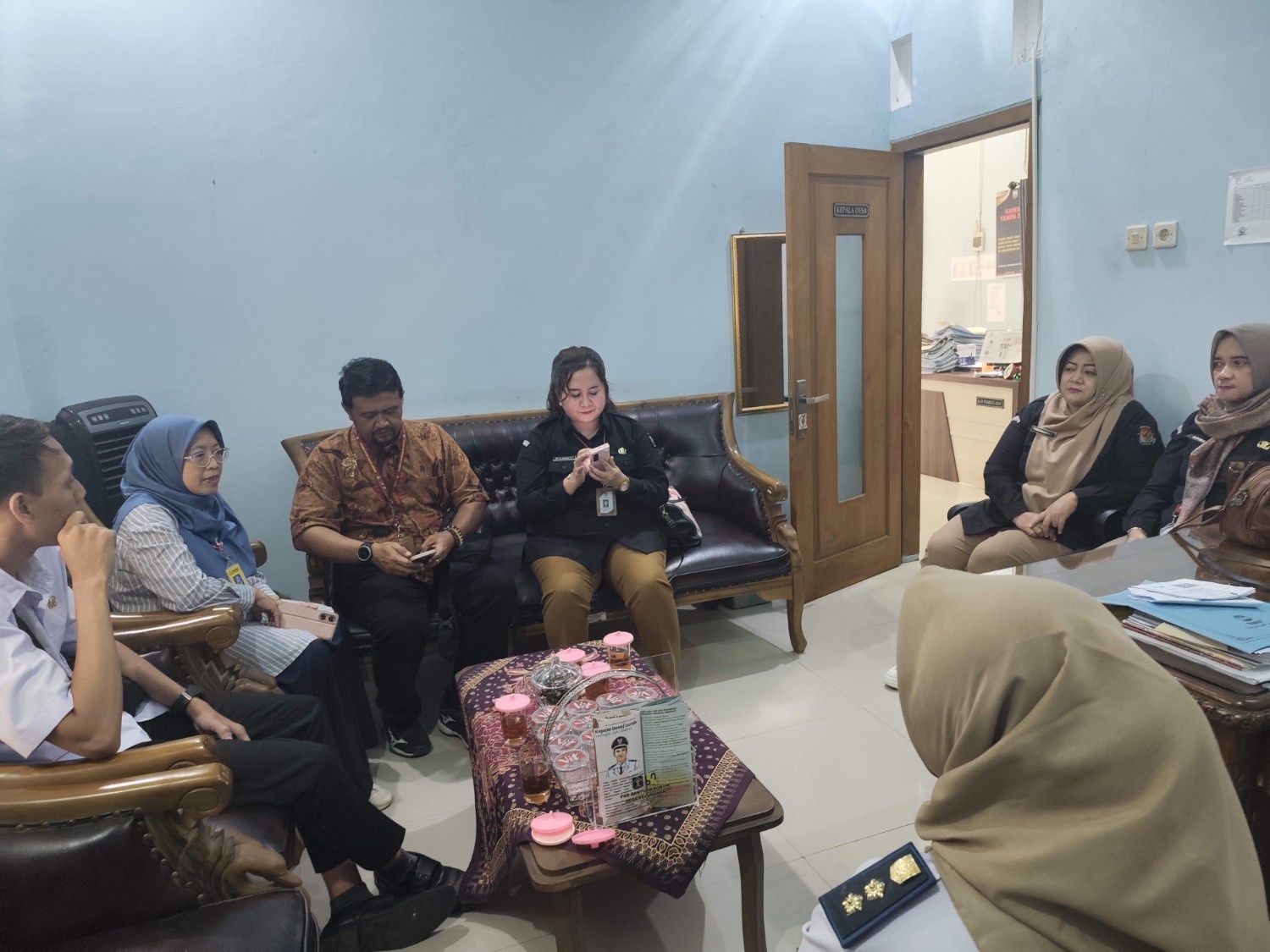 Anggota Bawaslu Kabupaten Semarang, Ummi Nu'amah S.Pd. Mendampingi KPU Kabupaten Semarang dalam Pengawasan Pencocokan dan Penelitian Terbatas Tahap III di Desa Duren Bandungan, 3 Desember 2025